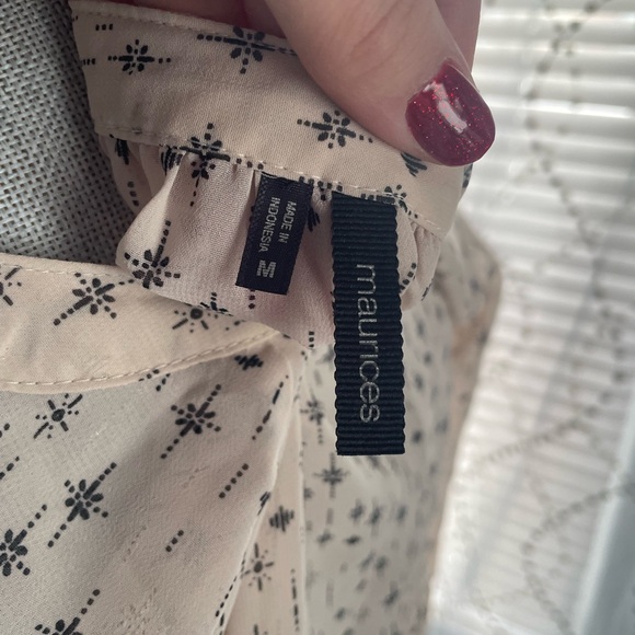 Maurice’s Cream Patterned V-Neck Top - Picture 4 of 5